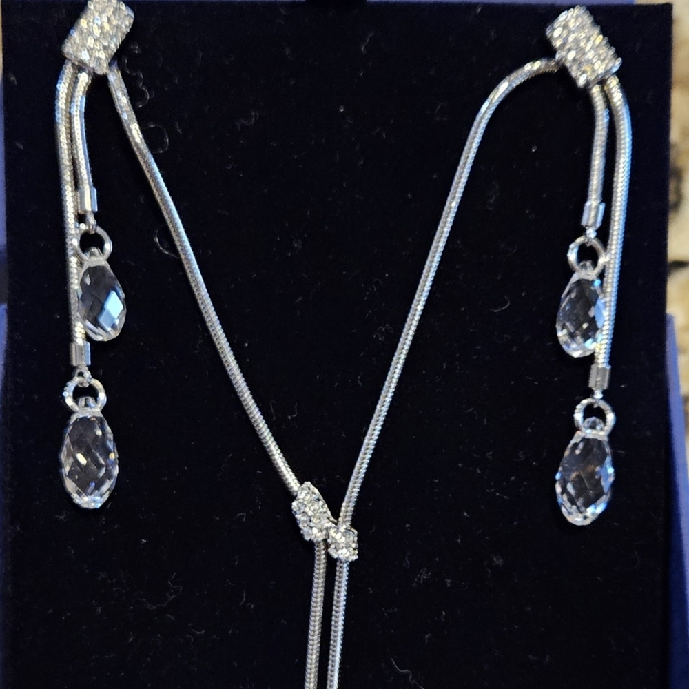 Elegant Silver Necklace with Swarofski Crystal Accents